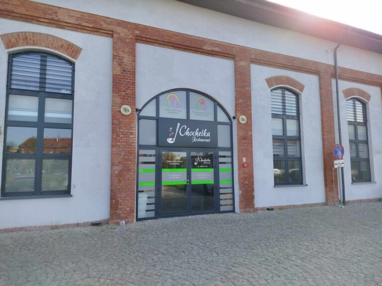 Budynek Zakładu z charakterystycznym zielonym znakiem na fasadzie