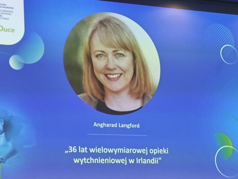Zdjęcie ekranu prezentującego portret uśmiechniętej kobiety o imieniu Angharad Langford. Pod nazwiskiem widnieje napis w języku polskim: „36 lat wielowymiarowej opieki wytchnieniowej w Irlandii”.