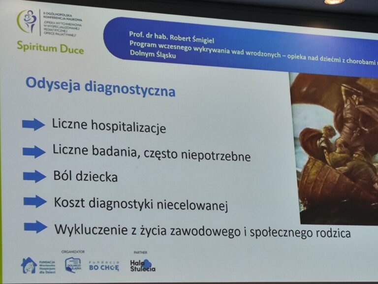 Slajd prezentacji zatytułowany „Odyseja diagnostyczna” autorstwa prof. dr hab. Roberta Śmigla. Wypunktowano na nim trudności związane z diagnostyką dzieci, takie jak liczne hospitalizacje czy ból dziecka.